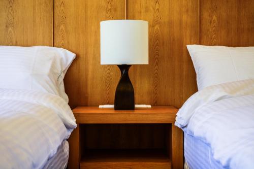 a lamp sitting on a table between two beds at Greenfield Villa in Fengping
