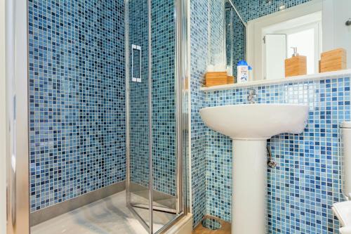 Hostly Acetres 1A loft in city center, comunal terrace, fibre,parking optional
