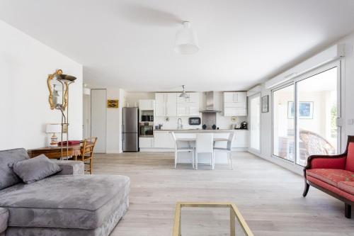 un salon avec un canapé et une table dans l'établissement Les Jardins de Nazareth, à Montpellier