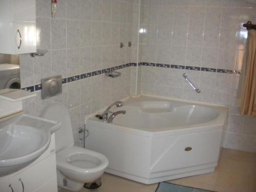 カルカンにあるSwan Apartmentsのバスルーム(バスタブ、トイレ、シンク付)