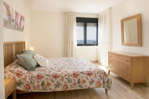 フエンヒロラにあるLubina Apartmentのベッドルーム1室(ベッド1台、ドレッサー、窓付)