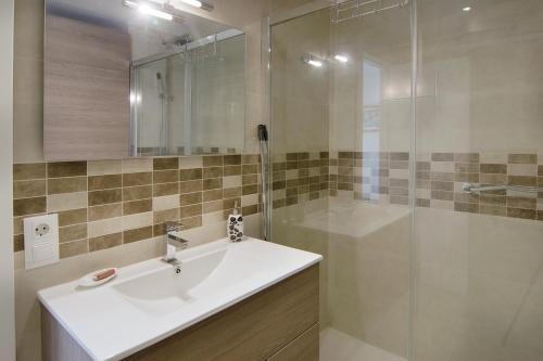 フエンヒロラにあるLubina Apartmentのバスルーム(洗面台、ガラス張りのシャワー付)