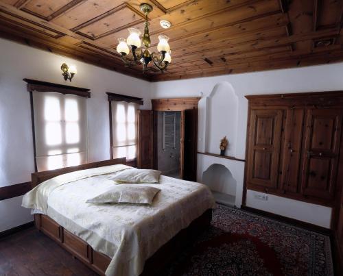 a bedroom with a large bed with a wooden ceiling at Çamlıca Konak Çarsı in Safranbolu