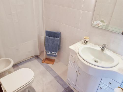 カニコにあるFalesia Apartment - Reis Magos Beachのバスルーム(白い洗面台、トイレ付)