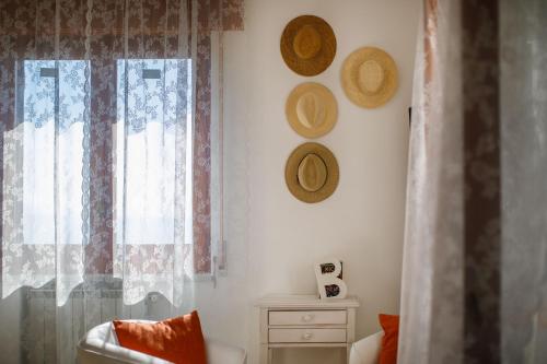 un soggiorno bianco con finestra e sedia di Il Nido del Gabbiano a Massa Lubrense