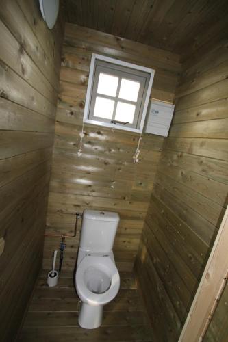 MolkwerumにあるThe Beach-house nr.98の小さなバスルーム(トイレ、窓付)が備わります。