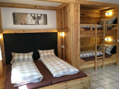 マールベルクにあるDeine-Ferienwohnungのベッド2台と二段ベッド2台が備わる客室です。