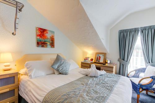 ブラックプールにあるThe Strathdonのベッドルーム(青いカーテン付きの白い大型ベッド1台付)