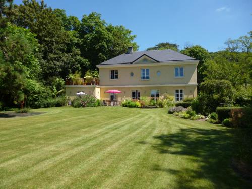 una casa grande con un gran patio de césped en Les Buis de Boscherville Gite, en Hénouville