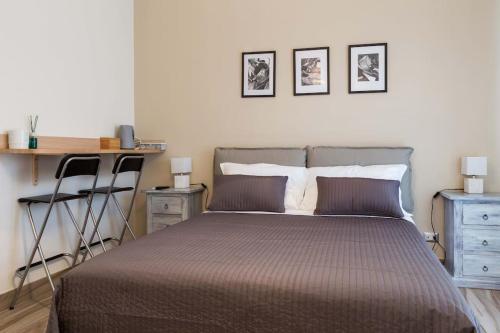 タオルミーナにあるCasa indipendente Terra mia taorminaのベッドルーム1室(ベッド1台、デスク、椅子2脚付)