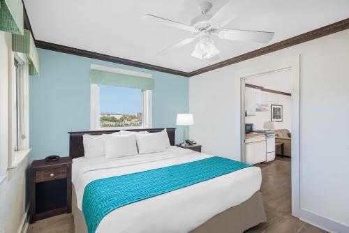 Postel nebo postele na pokoji v ubytování Days Inn by Wyndham Ocean City Oceanfront