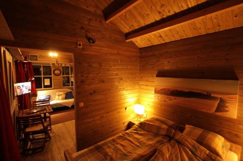 MolkwerumにあるThe Beach-house nr.98の木製の部屋(ベッド1台、デスク付)