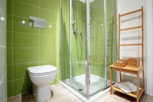 マリーナ・ディ・モーディカにある6Ventiの緑豊かなバスルーム(トイレ、シャワー付)