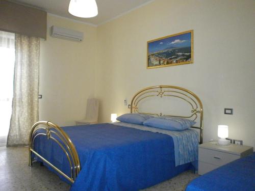 ポンペイにあるPompei Rosarumのベッドルーム1室(青いベッド1台、青い枕付)