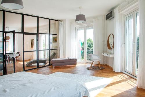 een slaapkamer met een bed en een groot raam bij Riverside Panorama Apartment in Boedapest