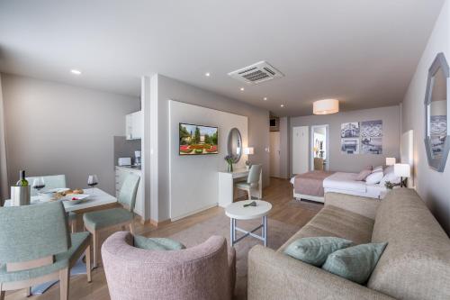 un soggiorno con divano e sala da pranzo di Apartments & Rooms Preelook a Opatija