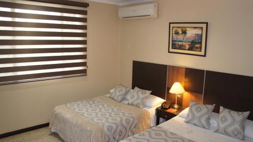 Postel nebo postele na pokoji v ubytování Urdesa Suites Hotel