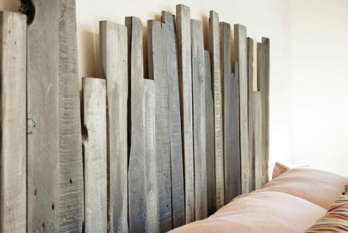 サンタクルス・デ・テネリフェにあるLa Rosa, 81のソファの横に枕を付けた木製の壁