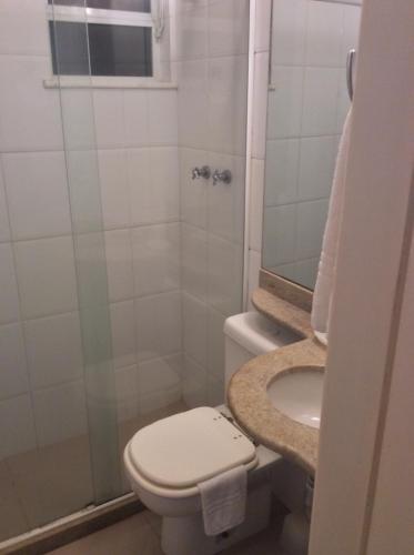 y baño con aseo y lavamanos. en Ipanema Prudente 205, en Río de Janeiro