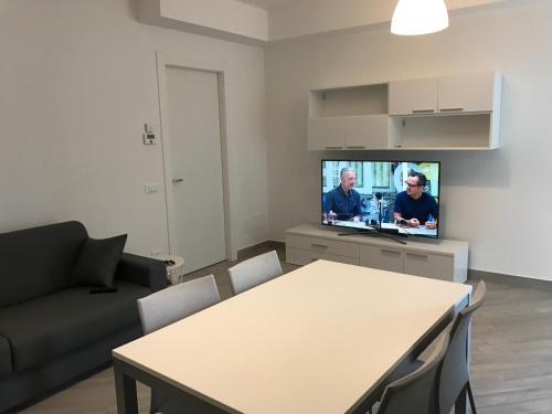 Televisyen dan/atau pusat hiburan di Home Hotel