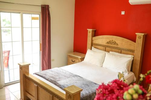 a bedroom with a bed and a red wall at Winchester Sunshine in Kingston