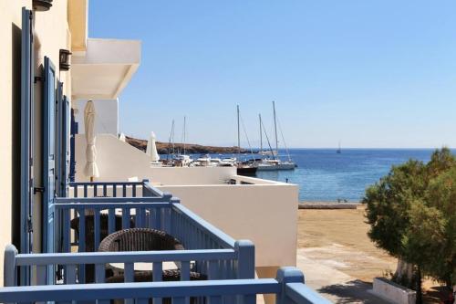 vistas al océano desde el balcón de una casa en Xenonas Afroditi en Loutrá