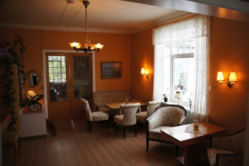 a dining room with a table and chairs at Midtnes Hotel in Balestrand