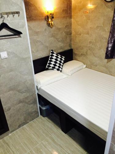 a small room with a bed in a shower at Victoria Inn in Hong Kong