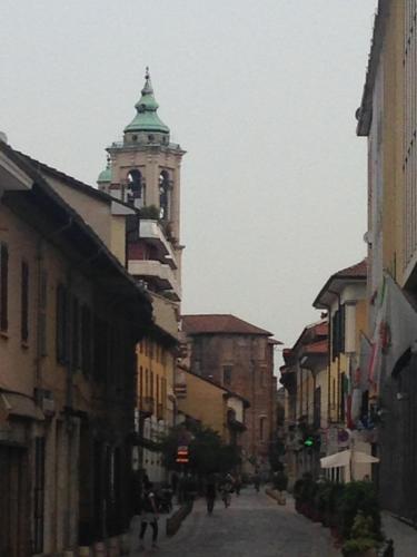 a building with a clock tower on a street at Il Giardino Segreto in Rho
