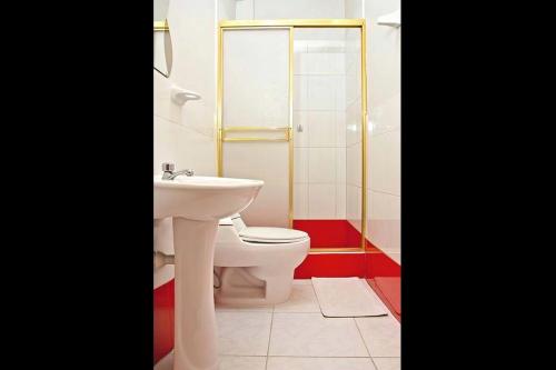 a bathroom with a toilet and a sink at Hostal Le Prince in Tacna