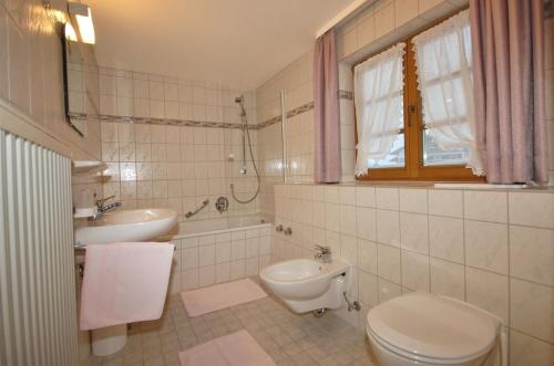 Ett badrum på Gästehaus Walserheimat