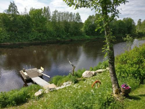 Permandangan sungai dekat dengan rumah tamu ini