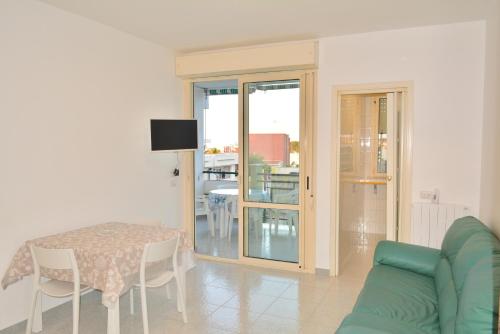 a living room with a table and a couch at Nido dei gabbiani in Bisceglie