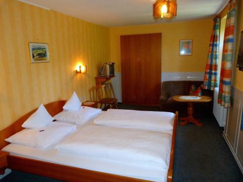 ein Schlafzimmer mit 2 Betten und ein Wohnzimmer in der Unterkunft Pension Löffelschmiede in Lenzkirch