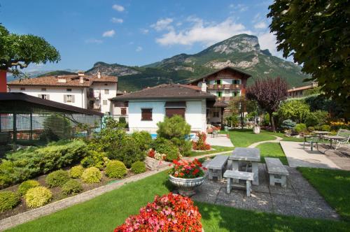 a view of a garden with a mountain in the background at Villaggio Hotel Aquila in Calliano