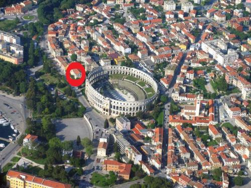 una vista aérea de una ciudad con un estadio en Apartments Arena, en Pula