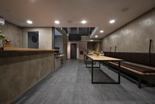 un restaurant avec une table et des bancs dans une salle dans l'établissement Bedbox Hostel, à Athènes