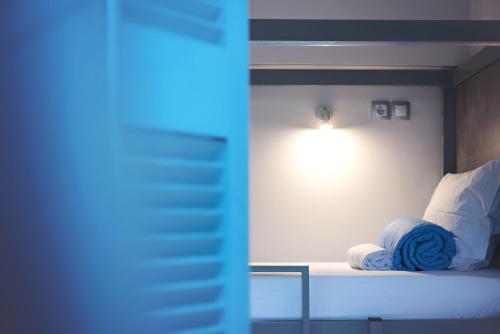 Un ou plusieurs lits dans un hébergement de l'établissement Bedbox Hostel