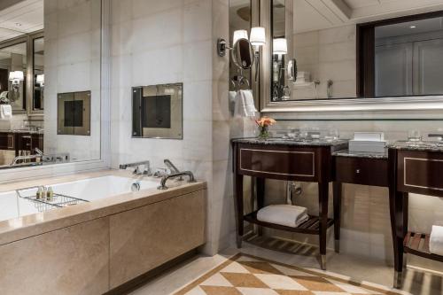 baño grande con bañera y lavamanos en Four Seasons Hotel Macao en Macao