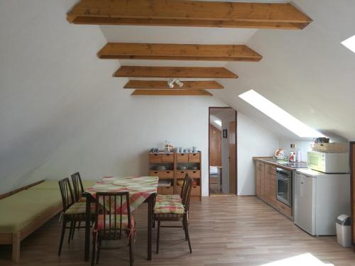 Kuchyň nebo kuchyňský kout v ubytování Apartman v zahrade