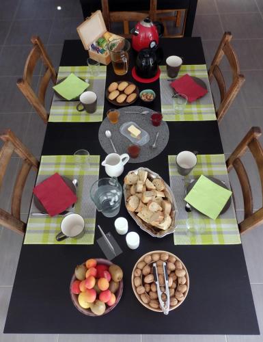 una mesa con platos de comida encima en Domaine Joseph LAFARGE Wine Resort B&B, en Lugny