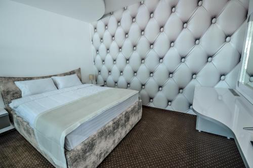 Garni Hotel Hollywoodland Wellness & Aquapark tesisinde bir odada yatak veya yataklar