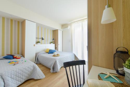 - une chambre avec 2 lits et une table avec une table sidx sidx dans l'établissement Hotel Esplanade, à Rimini