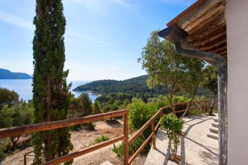 balcone con vista sull'acqua di Agriturismo Galenzana a Marina di Campo
