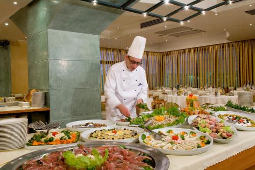 ホテルの敷地内または近くでの食事または食べ物