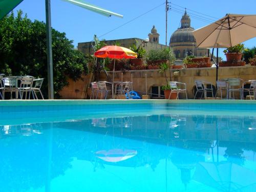 Bazén v ubytování Mariblu Hotel nebo v jeho okolí