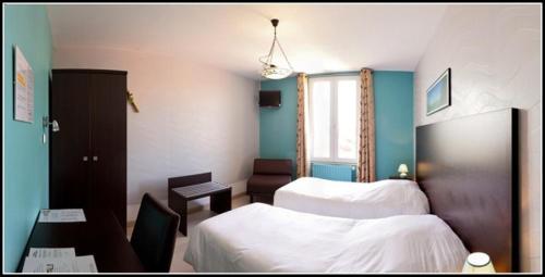 Cette chambre comprend deux lits, une table et une chaise. dans l'établissement Dolce Vita, à Bruay-la-Buissière