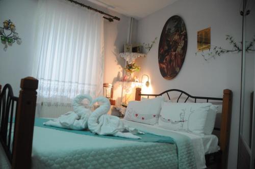 a bedroom with a bed with a swan on it at Dardanelles1915 in Canakkale
