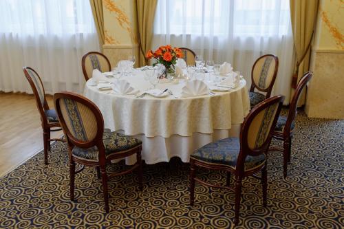 a dining room with a white table and chairs at Hotel Wellness & Spa Nowy Dwór in Rzeszów