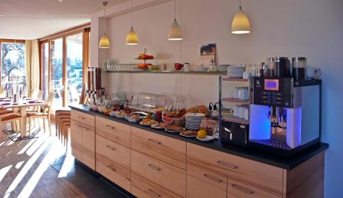 uma cozinha com um balcão com comida em Hotel Garni Otto Huber em Oberammergau